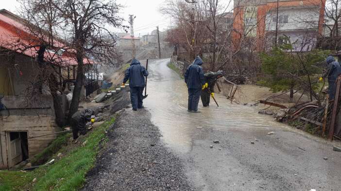 Kuvvetli Yağış Sonrası Belediye Ekipleri Sahaya İndi! Tıkanan Yağmur Suyu Izgaralarına Hafta Sonu Müdahalesi