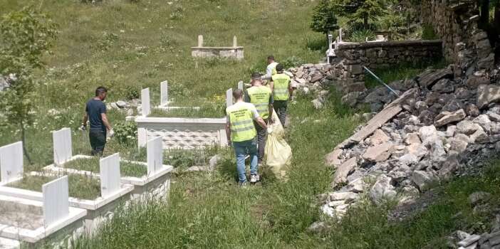 Hakkari Belediyesi’nden Bayram Öncesi Mezarlıklarda Kapsamlı Temizlik