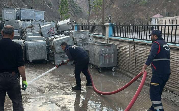 Hakkari Belediyesi’nden Bayram Öncesi Çöp Konteynerlerine İlaçlı Temizlik