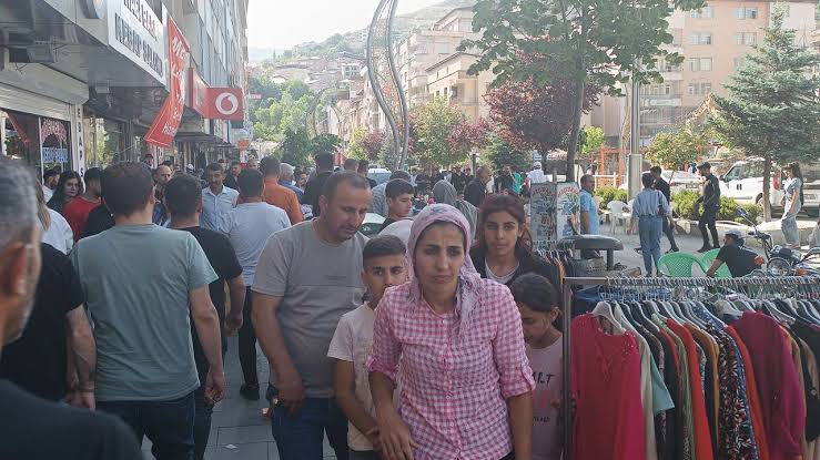 Hakkari’de Yağmur Bile Bayram Telaşını Durduramadı! Caddeler Doldu Taştı, Zabıta Şerit Kapattı