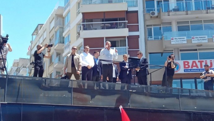 Özgür Özel İzmir’den Erdoğan ve Kılıçdaroğlu’na Meydan Okudu: "CHP’nin Başına Mutlak Butlan, Türkiye’nin Başına Mutlak Sultan Yapmak İstiyorlar!"