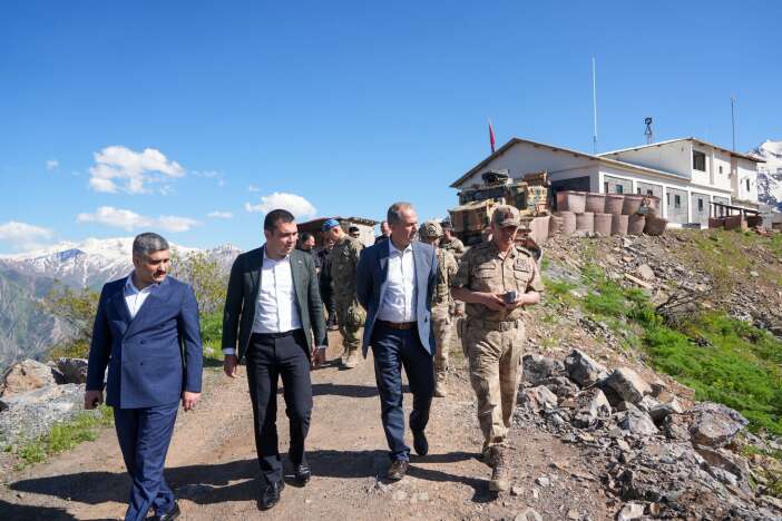 Vali Taşyapan Sınır Hattında! Kahraman Mehmetçik ve Polisin Bayramını Kutladı