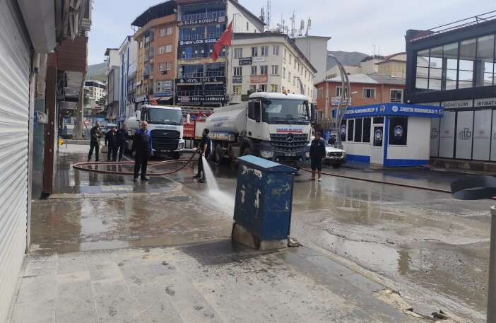 Hakkari’de Boş Kalan Çarşı Fırsata Çevrildi! İtfaiye Ekipleri Caddeleri ve Kepenkleri Tazyikli Suyla Yıkadı