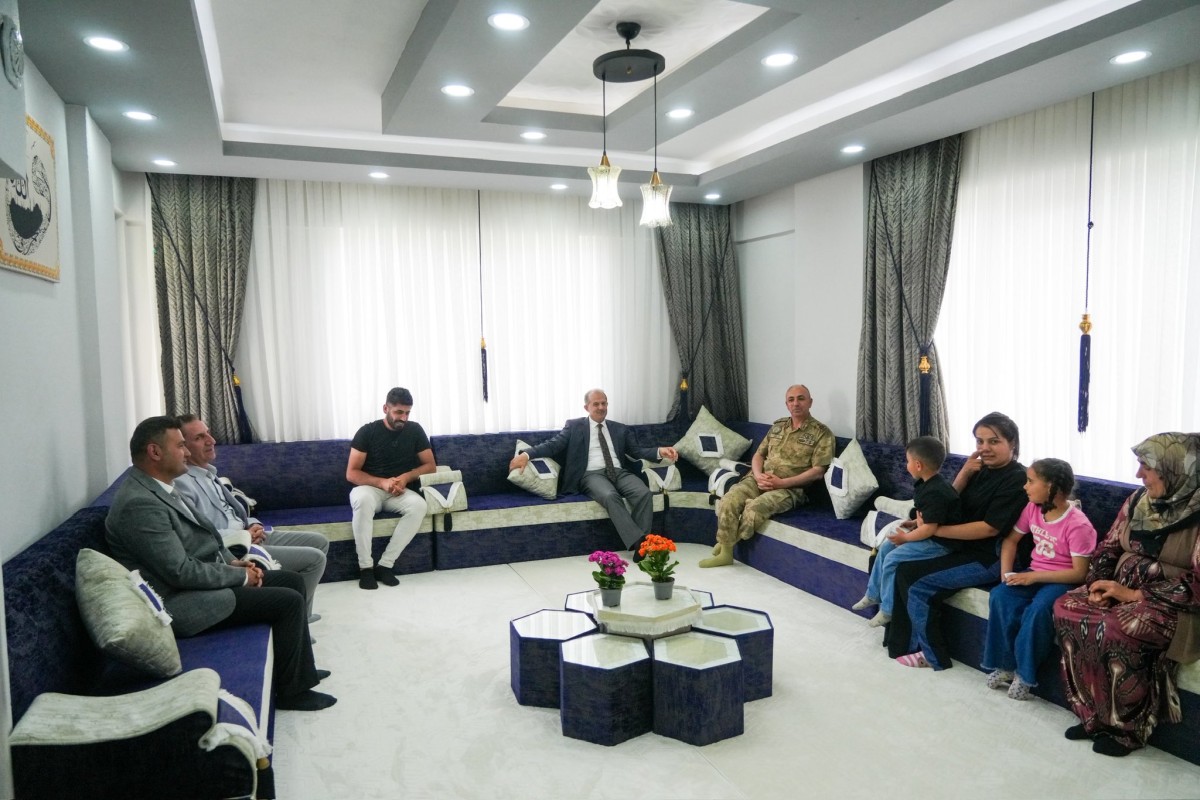 Hakkâri Valisi İbrahim Taşyapan’dan Şehit Aileleri ve Gazilere Anlamlı Bayram Ziyareti