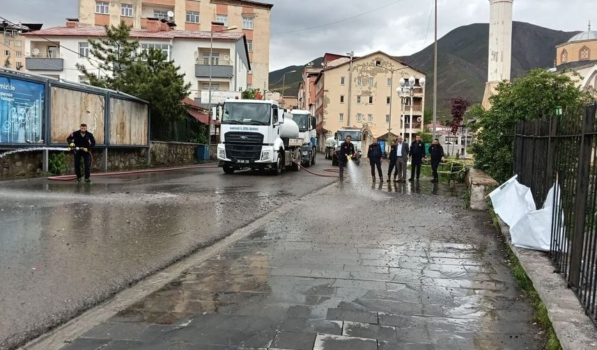 Hakkari’de İtfaiye Ekiplerinden Çamur Temizliği: Bayram ve Hafta Sonu Mesaisi