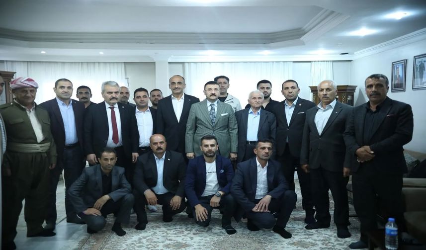 Hakkari’de Kapılar Herkese Açıldı: Sılehi Aşireti Lideri Mehmet Alayı Atlı Binlerce Kişiyle Bayramlaştı!