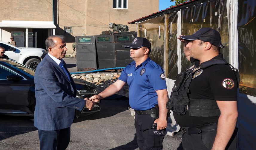 Hakkari’de Güvenlik Merkezlerine Sıkı Takip: Vali Taşyapan Merzan Uygulama Noktası’nı Denetledi!
