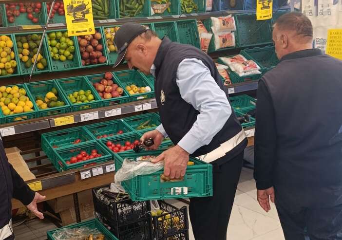 Hakkari'de Zincir Marketlere Zabıta Denetimi: Tarihi Geçmiş Ürünler İmha Edildi