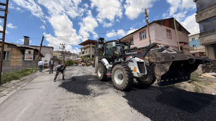 Hakkari'de Fen İşleri Ekiplerinden Sanayi Yolu'na Asfalt Yama Çalışması