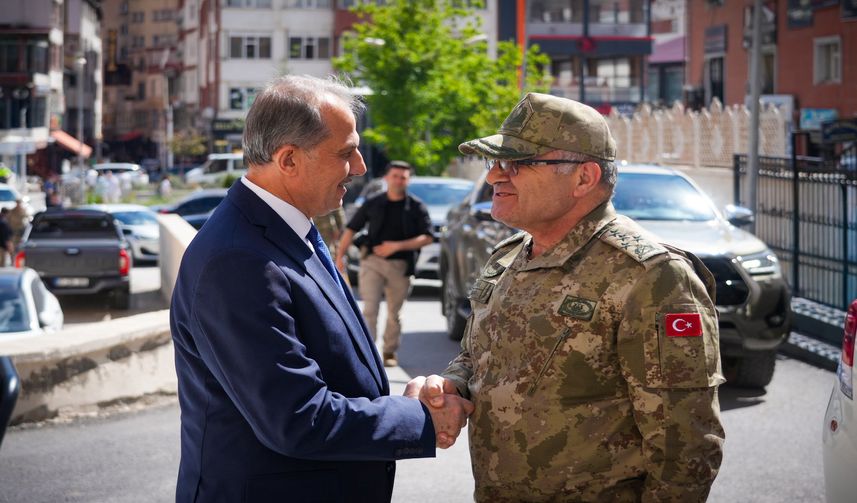 Kara Kuvvetleri Komutanı Orgeneral Metin Tokel'den Hakkâri Valisi Taşyapan'a Ziyaret