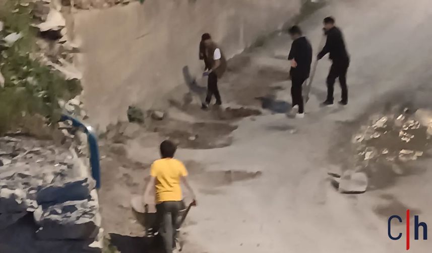 Hakkari’de Altyapı Ayıbı: Gupsi Mevkii Köstebek Yuvasına Döndü, Çukurları Kapatmak Çocuklara Kaldı!