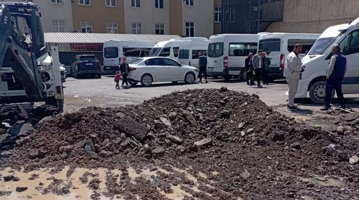 Hakkari Belediyesi’nden Yağmura Rağmen Asfalt Yama Seferberliği