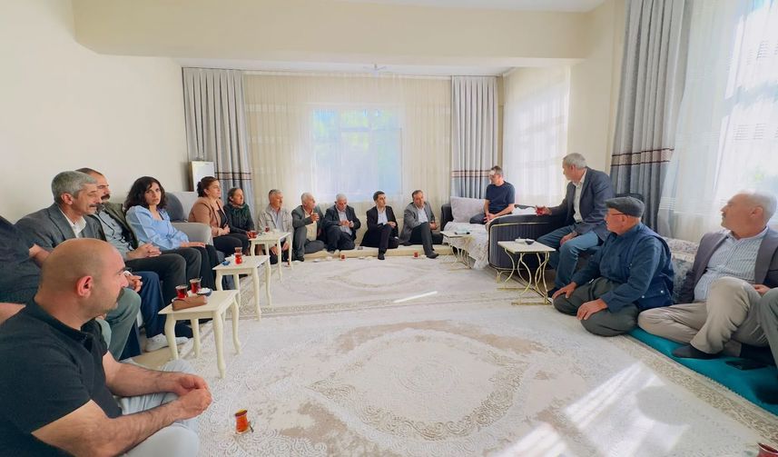 DEM Parti Hakkari Heyetinden Çukurca’da Kritik Toplumsal Barış Görüşmesi