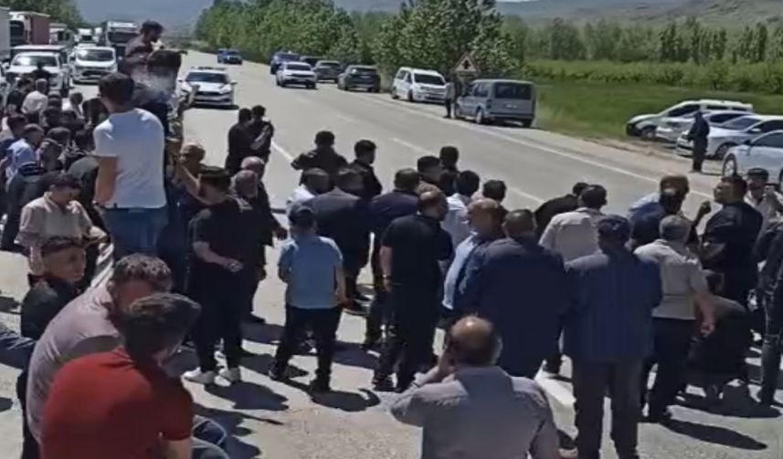 Hakkari-Van Karayolunda Çoban Ölümü Sonrası Köylülerden Yol Kapatma Eylemi