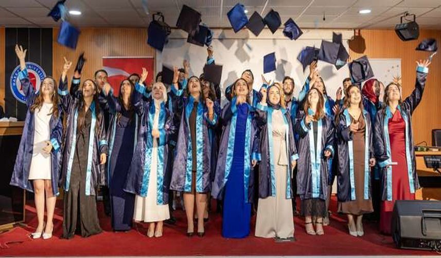 Hakkari Üniversitesi’nde hemşire adayları meslek hayatına uğurlandı