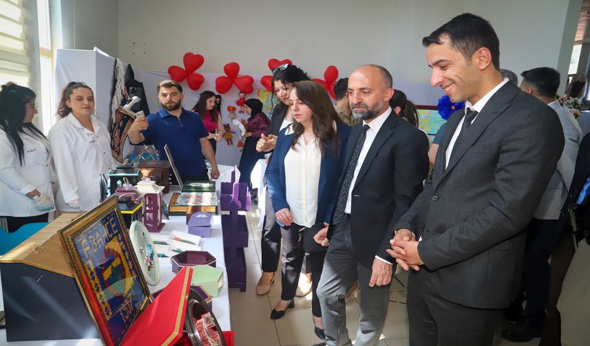 Çukurca’da Halk Eğitimi Merkezi Yıl Sonu Sergisi Açıldı: Başkan Demir Katıldı