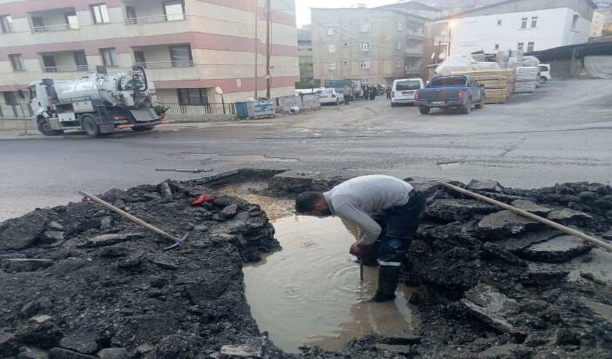Hakkari Belediyesi Gece Mesaisinde: Kanalizasyondan Çarşaf ve Pet Şişe Çıktı