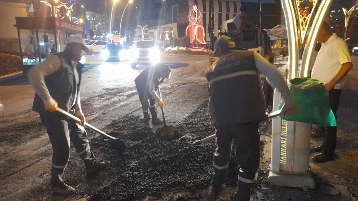 Hakkari’de Ulaşım Seferberliği: Belediye Ekipleri Gece Mesaisinde Yolları Yeniliyor!