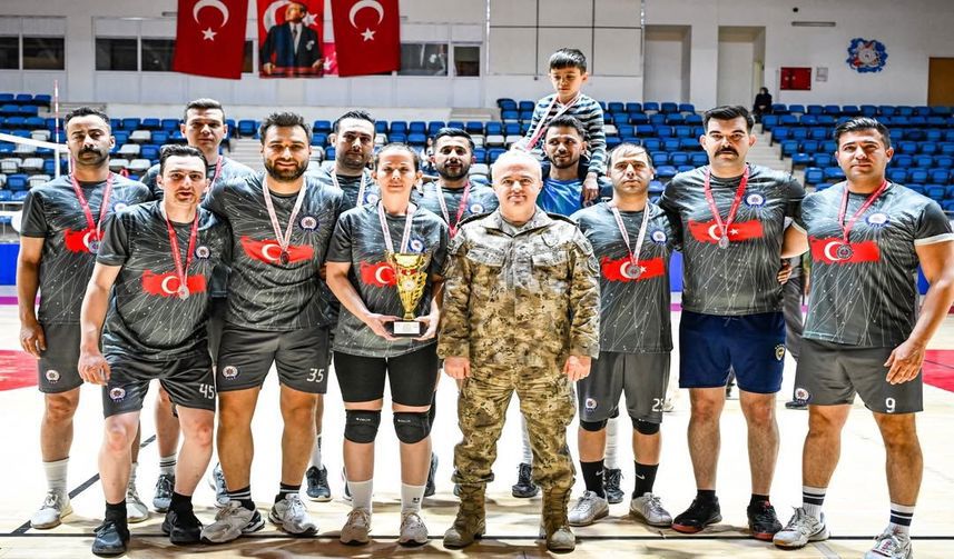 Hakkari’de Kurumlar Arası Voleybol Turnuvası’nın Şampiyonu Jandarma Oldu