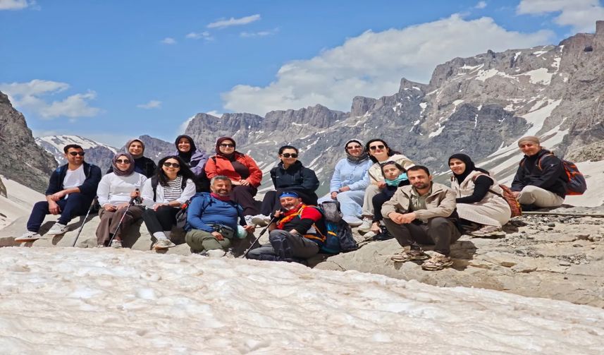 Doğaseverler Hakkari’de 20 Bin Yıllık Buzullara Yürüdü