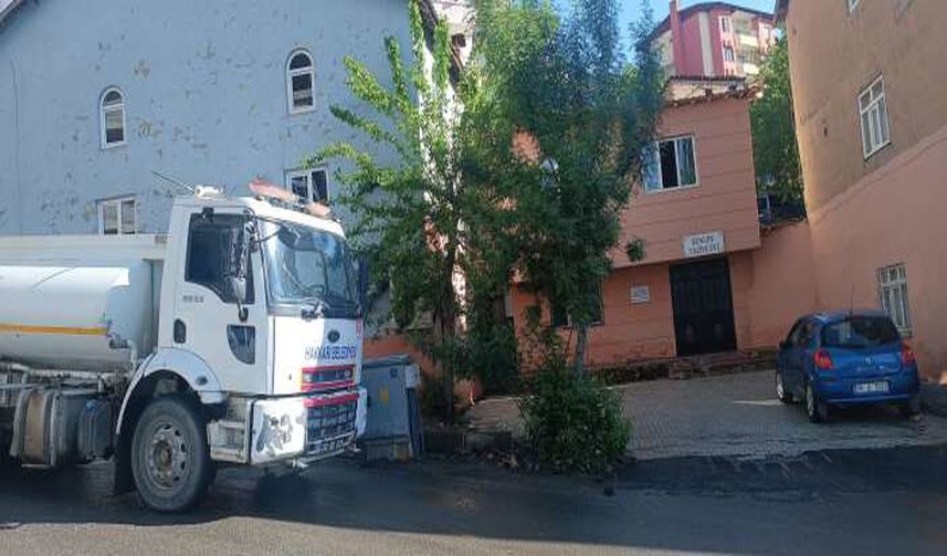 Hakkari İtfaiyesi Temizlik ve Su Desteği Çalışmalarını Sürdürüyor