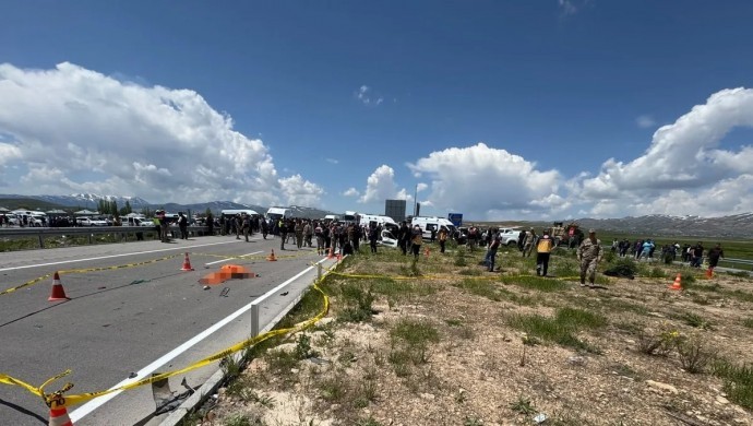 Van’da İki Otomobil Çarpıştı: 4 Kişi Hayatını Kaybetti, 6 Kişi Yaralı