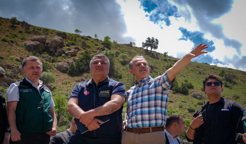 Vali Taşyapan, Uzman Ekiplerle Heyelan Bölgesinde İncelemelerde Bulundu