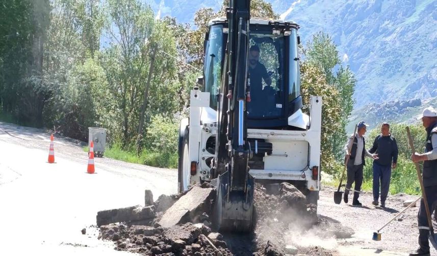 Hakkari’de Bozulan Yollar Asfalt Yama Çalışmalarıyla Onarılıyor