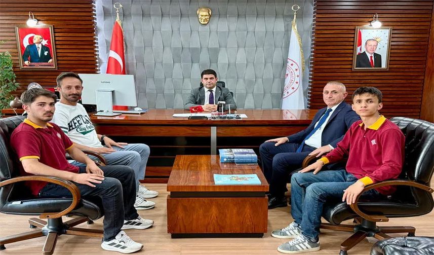 Hakkari’nin Şampiyon Sporcuları İl Millî Eğitim Müdürüyle Buluştu