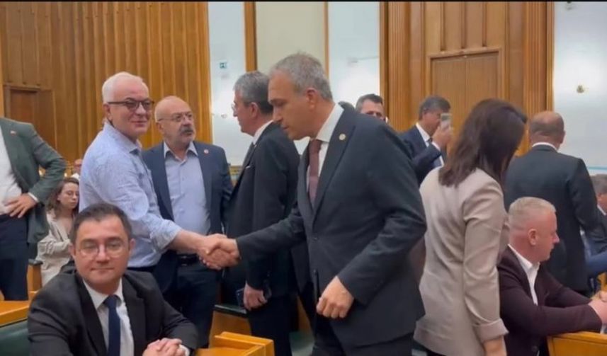 CHP’de Grup Toplantısı Gerilimi: Milletvekilleri Salona Girdi