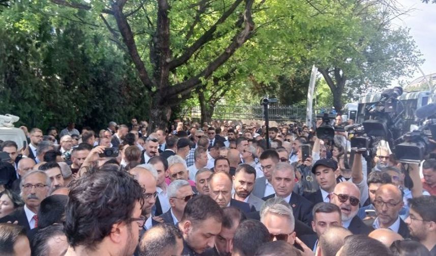 CHP’de Grup Toplantısı Öncesi Meclis Önünde Gergin Anlar