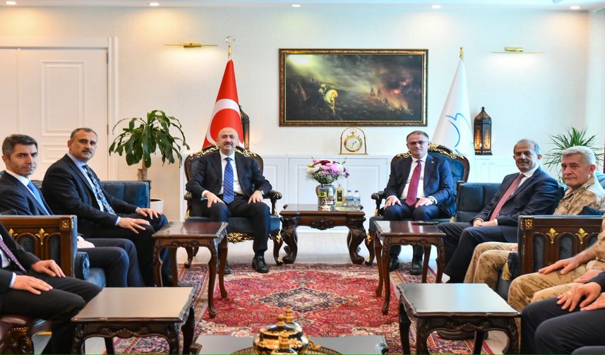 Vali Taşyapan, Bakan Yardımcısı Cangir ile Van Valiliği’ni Ziyaret Etti