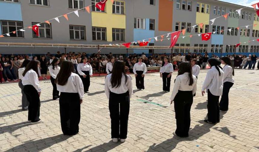 Hakkari’de Yıl Sonu Şenliği Festivale Dönüştü: Öğrenciler Doyasıya Eğlendi