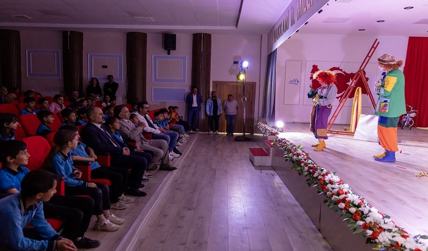 Hakkari Üniversitesi’nde Tiyatro Günleri: “Toti ile Poti” Öğrencilerle Buluştu