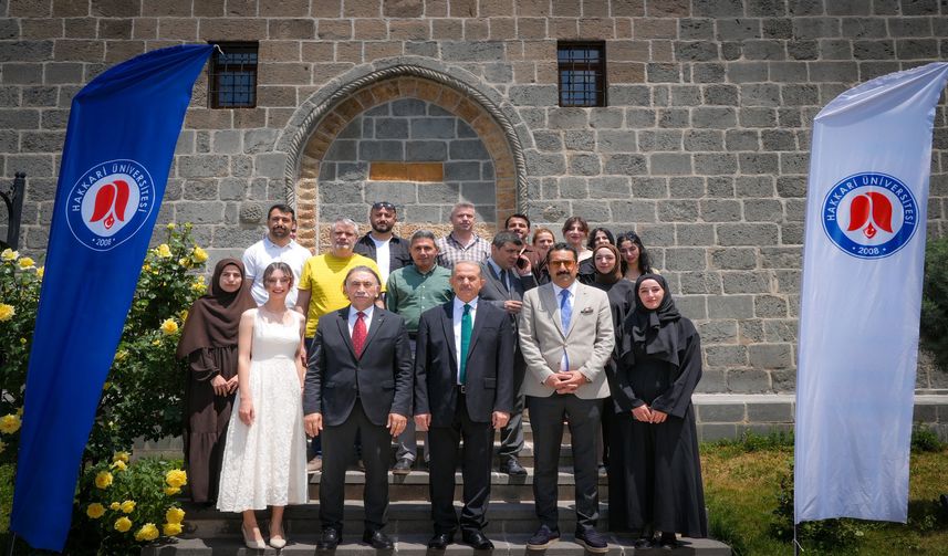 Hakkari’de “Kalbe Değen Renkler” Resim Sergisi Açıldı