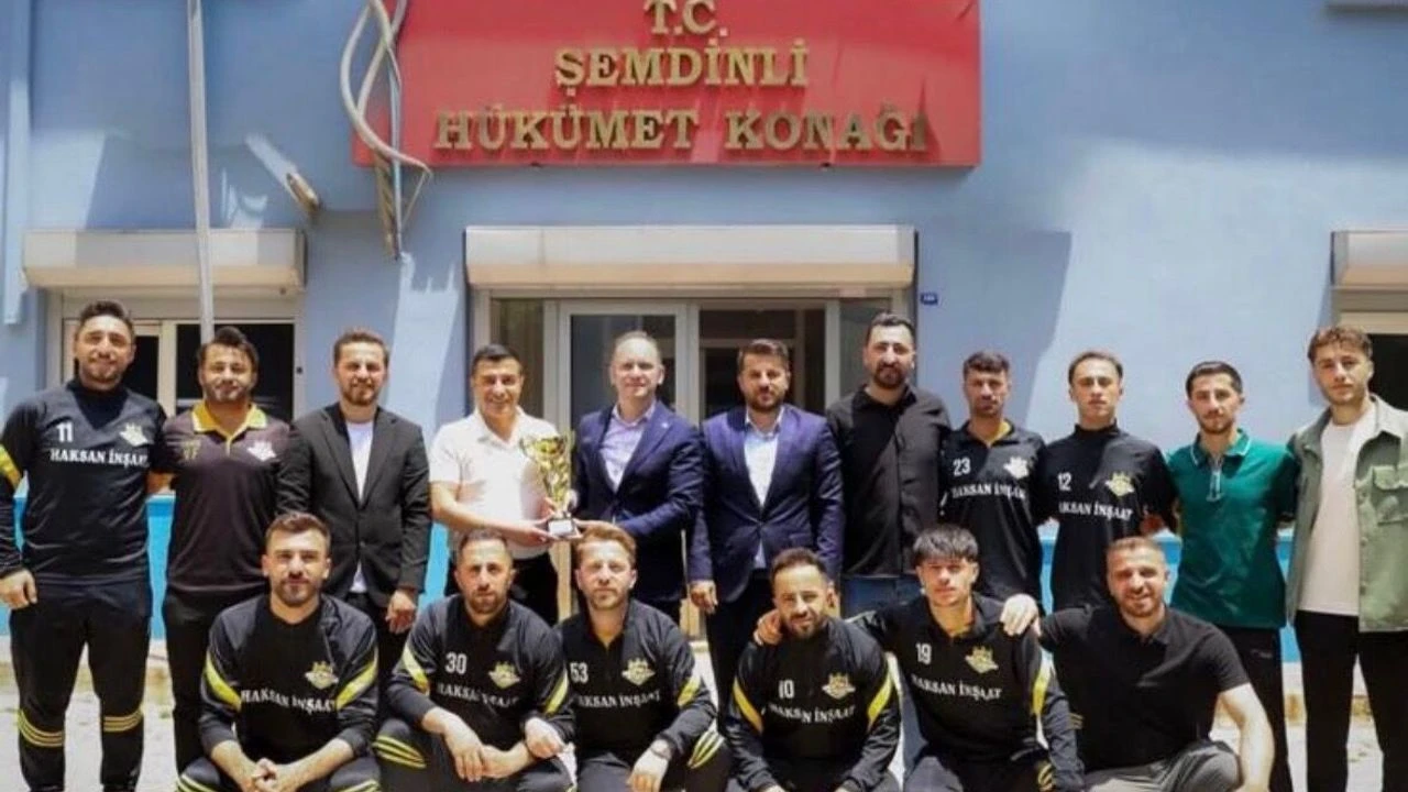 Hakkari Şampiyonu Üzümkıranspor Kupayla Kaymakam Akpınar’ın Makamına Çıktı