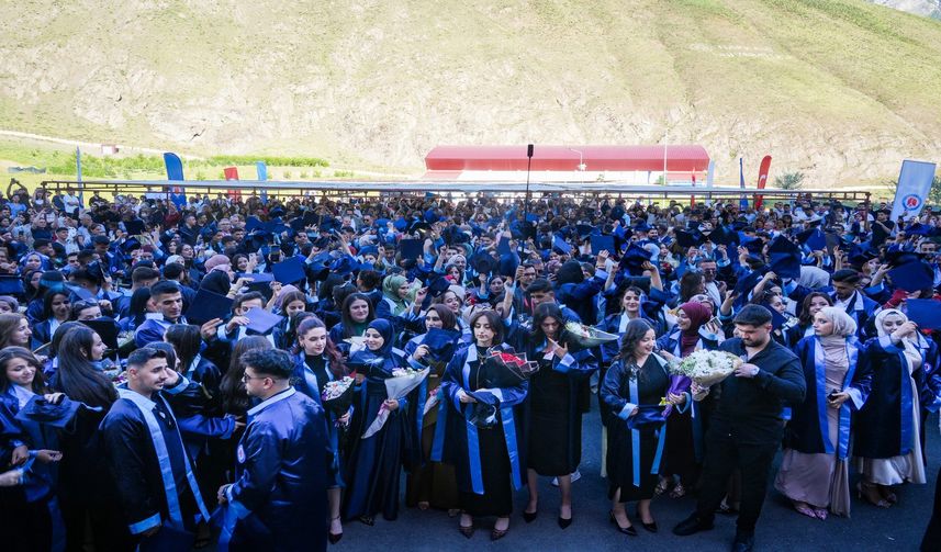 Hakkari Üniversitesi’nde 800 Öğrenci Mezuniyet Sevinci Yaşadı