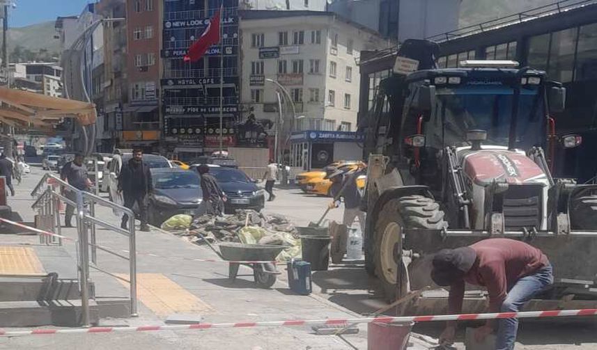 Hakkari’de Kışın Tahrip Ettiği Kaldırımlar Yenileniyor