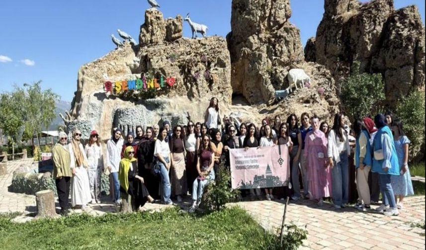 Şemdinli’de Kültür Kampı: Samsun ve Bitlisli Gençler Tarihi Mekânları Gezdi