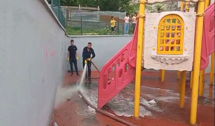 Hakkari’de Parklarda Temizlik ve Bakım Çalışmaları Sürüyor