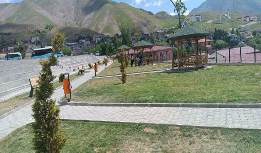 Hakkari’de Parklarda Temizlik ve Çim Biçme Çalışmaları Sürüyor