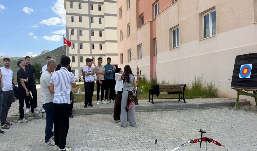 Hakkari’de Yurt Öğrencileri Arasında Okçuluk Turnuvası Düzenlendi