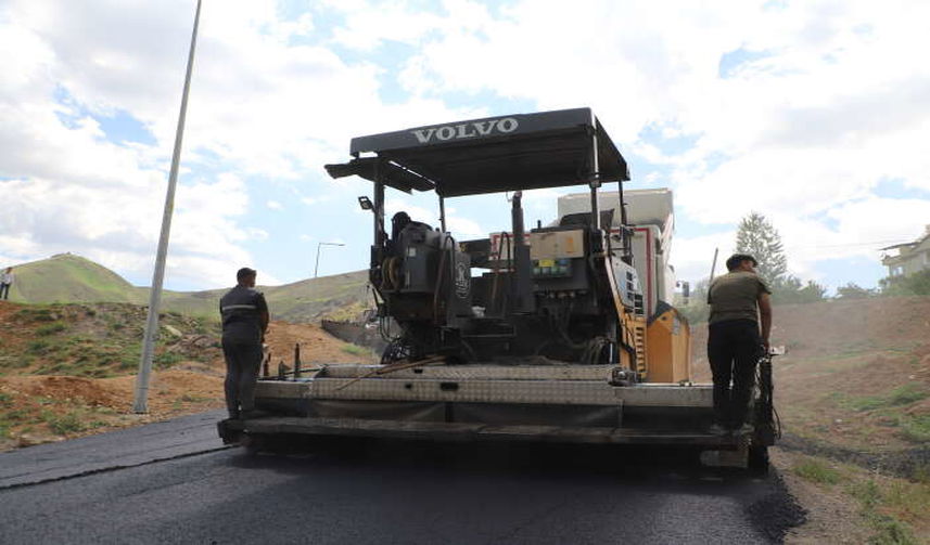 Hakkari’de Sıcak Asfalt Çalışmaları Karşıyaka Mahallesi’nde Sürüyor