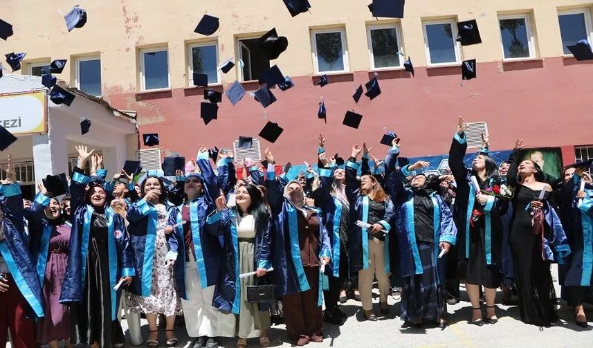 Hakkari TOBB Mesleki Eğitim Merkezi’nde Mezuniyet Coşkusu