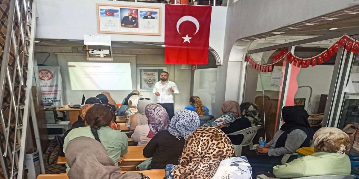 Hakkari’de ADEM Kursiyerlerine Çocuk ve Ergen Sağlığı Semineri