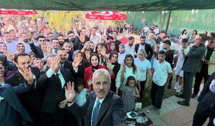Bakan Uraloğlu Hakkâri Esnafı ve Teşkilat Üyeleriyle Buluştu
