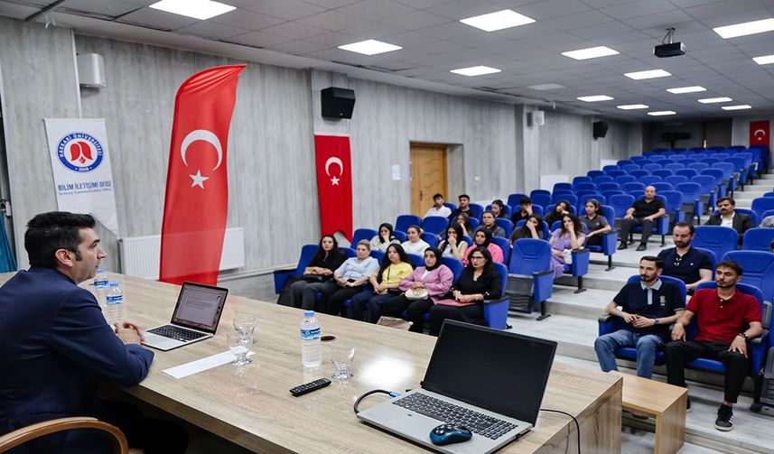 Hakkari’de “Yapay Zekâ Çağında Meslek Seçimi” Söyleşisi Düzenlendi