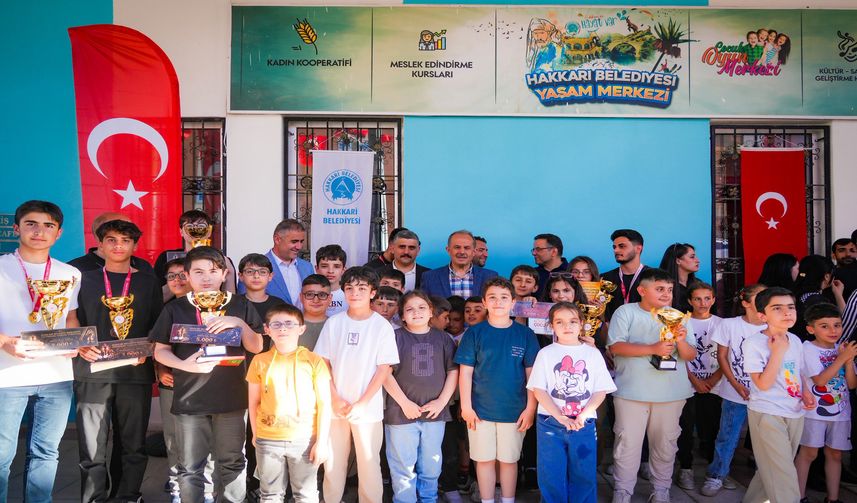 Hakkari'de Satranç Turnuvasında Şampiyonlar Ödüllerini Aldı