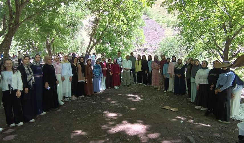Hakkari’de Umre Bilgi Yarışmasına Katılan Gençlere Piknik Programı