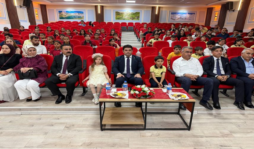 Hakkari’de Ortaokullar Arası Münazara Yarışmasının Şampiyonu Belli Oldu